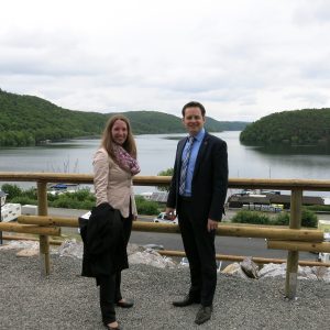 Dr. Daniela Sommer mit Kollegen Tobias Eckert am Edersee