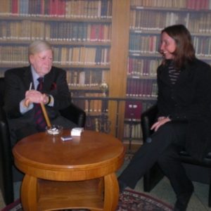 Wachsfigur Helmut Schmidt mit Dr. Daniela Sommer