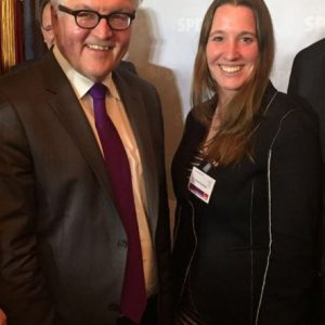 Dr. Daniela Sommer mit Frank-Walter Steinmeier, Bundesaußenminister und Kandidat für das Amt des Bundespräsidenten